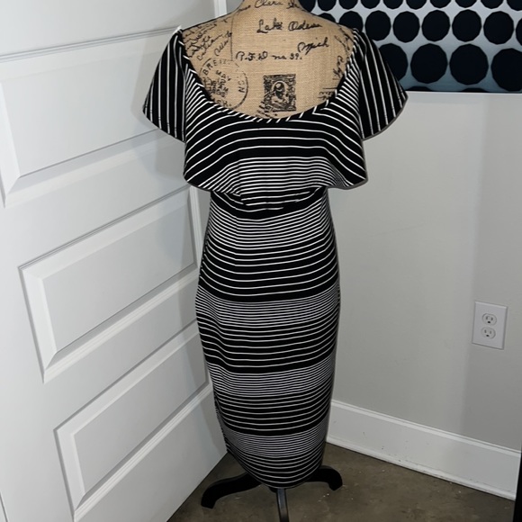 Romeo & Juliet Couture Dress Size Medium - Picture 2 of 5